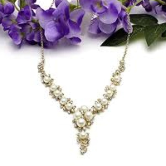 Jewelry - Pearl And Rhinestone Necklace NWT